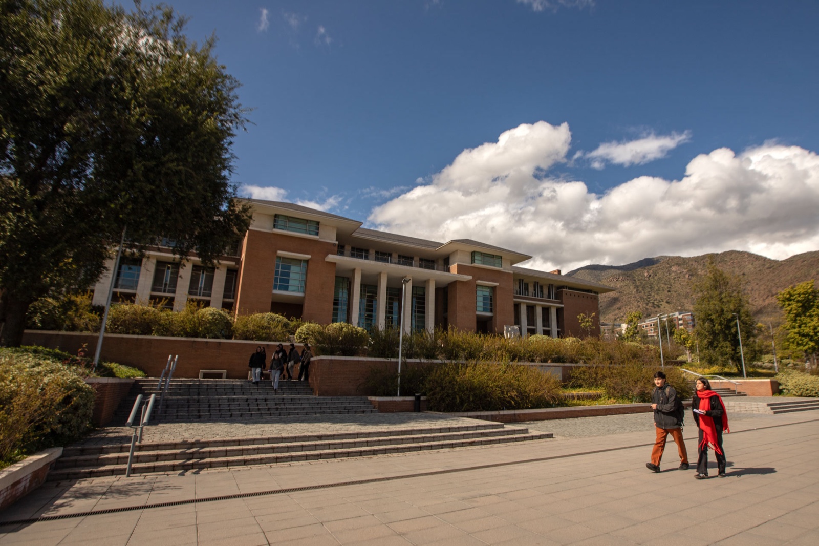 Colaboradores en el campus de la Universidad de los Andes